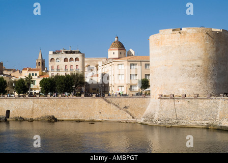 Dh Alghero Sardegna città vecchia promenade pareti e Torre Sulis Foto Stock