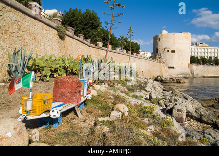 Dh Alghero Sardegna opera d'arte sotto vecchie mura e la torre Sulis Foto Stock