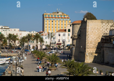 Dh Harbour Alghero Sardegna Porto Molo Vecchio sotto le mura della città Foto Stock