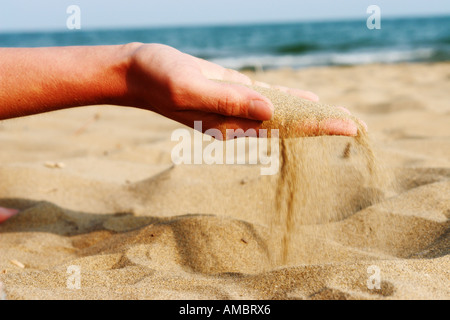 La sabbia che corre attraverso le mani come un simbolo per il tempo di esecuzione di perso etc Foto Stock