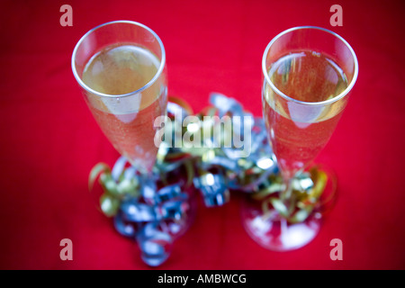 Champagne flauti su una cena elegante tavolo Foto Stock