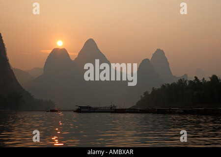 Tramonto sul Fiume Li vicino a Yangshuo, Cina Foto Stock