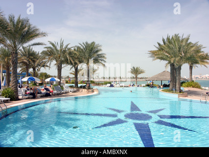 Hilton Hotel piscina, citta' di Abu Dhabi, Emirati arabi uniti Foto Stock