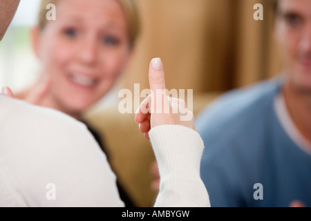 In prossimità di una donna con il pollice usando il linguaggio dei segni. Foto Stock
