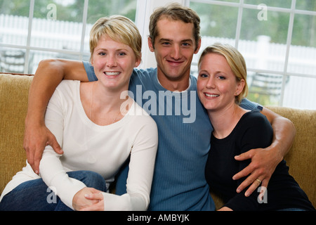 Ritratto di un uomo con le gemelle. Foto Stock