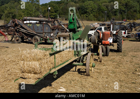 Antico imballatrice fieno Powered by il trattore e la trasmissione a cinghia sul display a Heritage Festival Lanesville Indiana Foto Stock