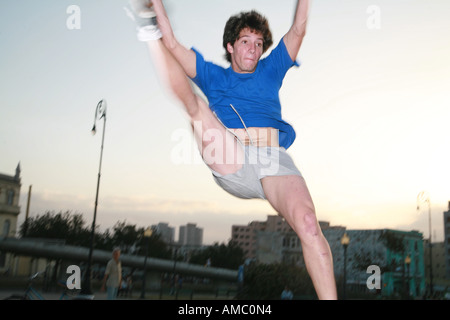 Cuba Havana giovani uomini e ragazzi facendo un centro fitness e un po' di esercizio ginnico in un gruppo al parque ANTONIO MACEO Foto Stock