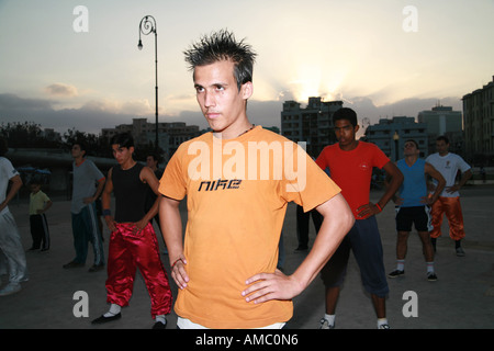 Cuba Havana giovani uomini e ragazzi facendo un centro fitness e un po' di esercizio ginnico in un gruppo al parque ANTONIO MACEO Foto Stock