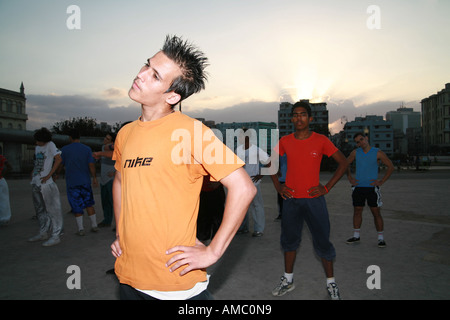 Cuba Havana giovani uomini e ragazzi facendo un centro fitness e un po' di esercizio ginnico in un gruppo al parque ANTONIO MACEO Foto Stock