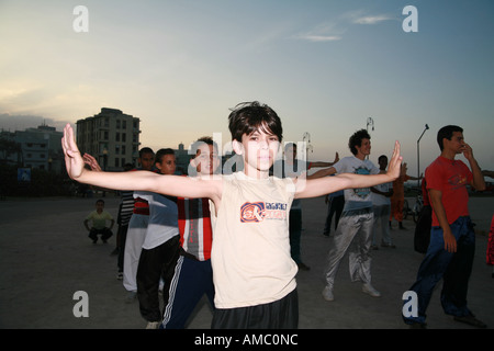 Cuba Havana giovani uomini e ragazzi facendo un centro fitness e un po' di esercizio ginnico in un gruppo al parque ANTONIO MACEO Foto Stock