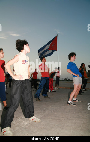 Cuba Havana giovani uomini e ragazzi facendo un centro fitness e un po' di esercizio ginnico in un gruppo al parque ANTONIO MACEO Foto Stock