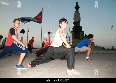 Cuba Havana giovani uomini e ragazzi facendo un centro fitness e un po' di esercizio ginnico in un gruppo al parque ANTONIO MACEO Foto Stock