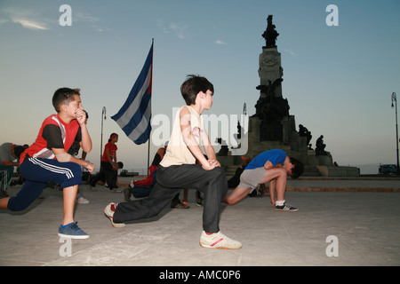 Cuba Havana giovani uomini e ragazzi facendo un centro fitness e un po' di esercizio ginnico in un gruppo al parque ANTONIO MACEO Foto Stock