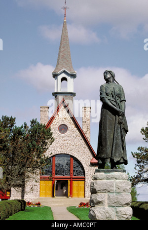 Elk126 3375 Canada Nova Scotia Grand Pre NHP statua di Evangeline e la chiesa commemorativa Foto Stock