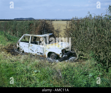 Soggetto ad atti vandalici auto sulla strada di un orlo in Lincolnshire Wolds Foto Stock