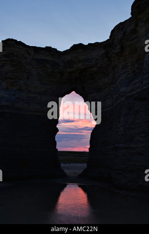 Sunrise visto attraverso il buco della serratura rocce monumento naturale nazionale Gove Landmark Couunty Kansas Foto Stock