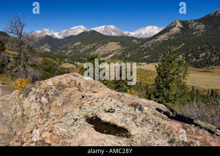 Vista della coperta di neve mummia gamma dal Trail Ridge Road Rocky Mountain National Park in Colorado Foto Stock