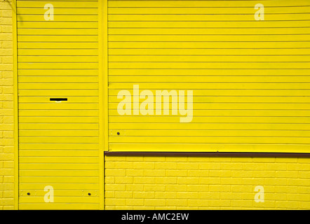 Alcuni abstract persiane giallo su un negozio chiuso anteriore nel Regno Unito Foto Stock