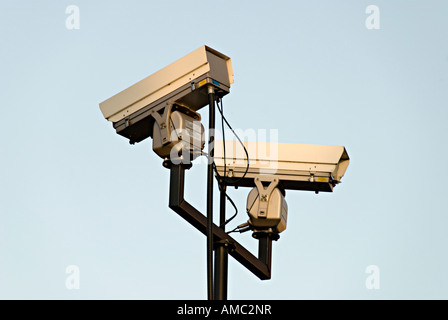 Videocamera di sicurezza kings heath cctv utilizzato per mantenere un occhio su acquirenti nel piccolo borgo Foto Stock