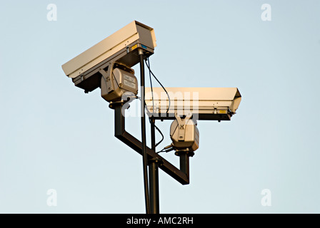 Videocamera di sicurezza kings heath cctv utilizzato per mantenere un occhio su acquirenti nel piccolo borgo Foto Stock