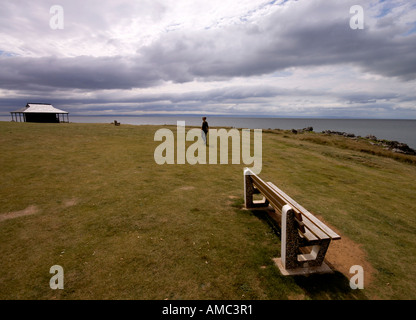 Lone persona passeggiando sul lungomare di Porthcawl Galles del Sud Foto Stock