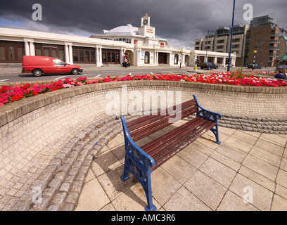 Il lungomare e il Pavillion Theatre Porthcawl Galles Foto Stock