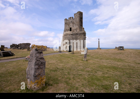 I resti di un cerchio di pietra e un castello sul lungomare di Aberystwyth in Galles Centrale Foto Stock