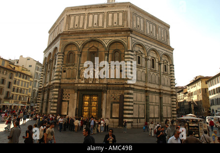 La gente nella via Duomo Firenze Italia Foto Stock