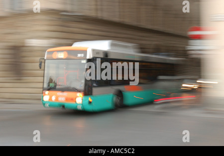 Vista offuscata se un bus per le strade di Firenze Italia Foto Stock