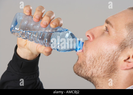 Uomo di acqua potabile Foto Stock