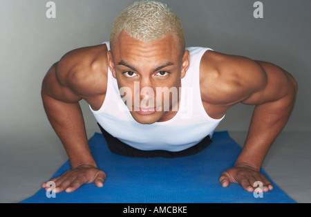 L'uomo facendo Push-Ups Foto Stock