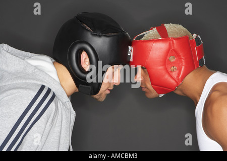 Gli uomini si preparano a combattere Foto Stock