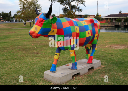 Interattivo di arte pubblica esposizione di dipinti mucche in fibra di vetro nel parco Shepparton Victoria Australia Foto Stock