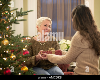 Nonna e nipote lo scambio di regali di Natale Foto Stock