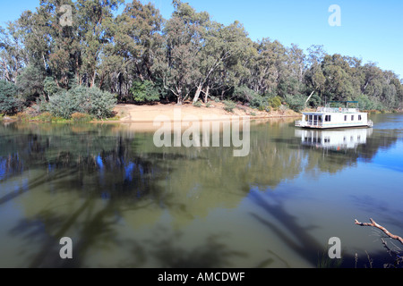 Banca del sud del fiume Murray vicino a Echuca, houseboat, redgums, ombre lunghe spiagge sabbiose, Victoria, Australia Foto Stock