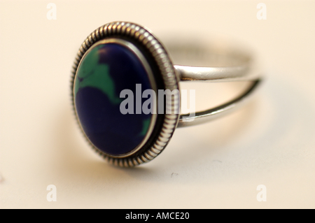 Una vista ravvicinata di un anello in argento con un blu e verde di pietra. Foto Stock