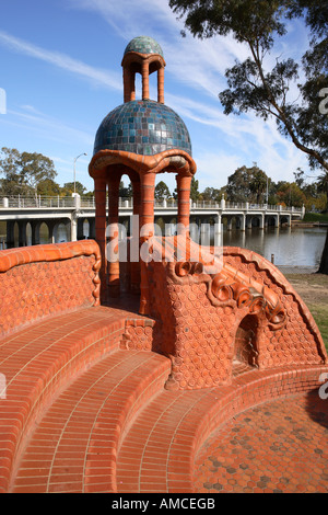 Benalla murale in ceramica scultura sul bordo del lago Benalla, Victoria, Australia Foto Stock