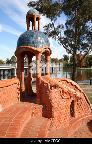 Benalla murale in ceramica nello stile di architetto spagnolo Antonio Gaudi sul bordo del lago Benalla Victoria Australia Foto Stock