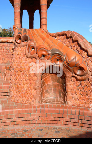 Benalla thongaphones murale in ceramica in stile di architetto spagnolo Antonio Gaudi sul bordo del lago Benalla Victoria Australia Foto Stock