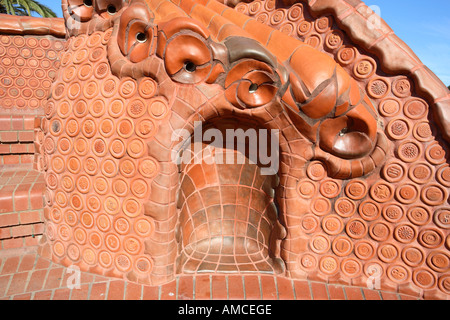 Benalla thongaphones murale in ceramica in stile di architetto spagnolo Antonio Gaudi sul bordo del lago Benalla Victoria Australia Foto Stock