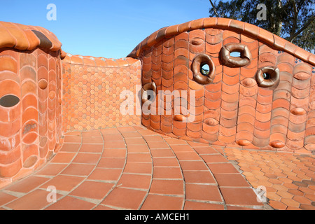 Benalla livello superiore thongaphones, murale in ceramica scultura sul bordo del lago Benalla, Victoria, Australia Foto Stock