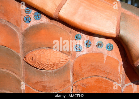 Benalla livello superiore murale in ceramica in stile di architetto spagnolo Antonio Gaudi sul bordo del lago Benalla Victoria Australia Foto Stock