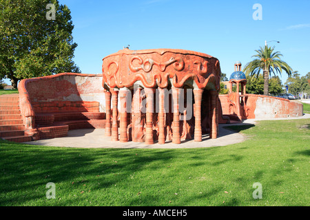 Benalla murale in ceramica nello stile di architetto spagnolo Antonio Gaudi sul bordo del lago Benalla Victoria Australia Foto Stock