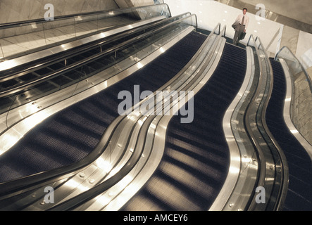 Uomo in Escalator Foto Stock