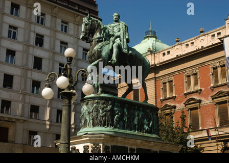 Monumento al principe Mihailo nella Piazza della Rivoluzione. Museo Nazionale di backround. Belgrado, Serbia Foto Stock