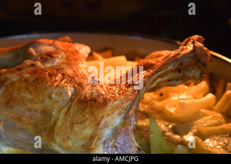 Agnello arrosto con patate al forno per la cottura Foto Stock