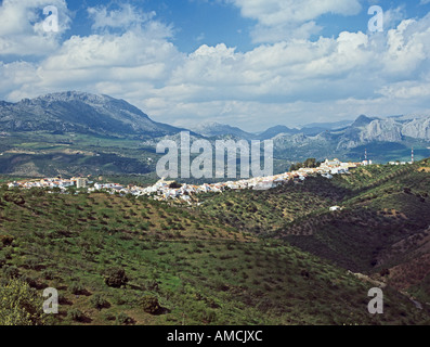 A CASABERMEJA COSTA DEL SOL SPAGNA UNIONE EUROPEA Aprile guardando attraverso le bianche villaggio costruito lungo un lato della collina Foto Stock