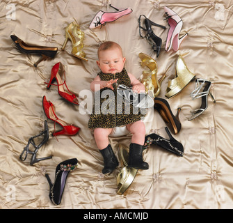 Baby circondato da calzature Foto Stock