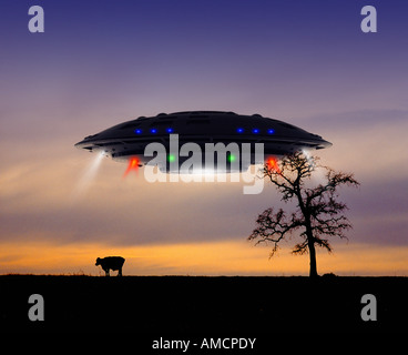 UFO rapire una mucca di notte Foto Stock