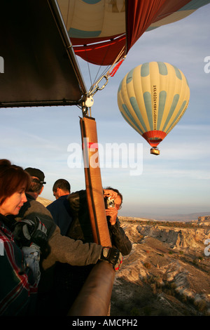 TUR, Turchia, Cappadocia, le Mongolfiere sopra Cappadocia. Di palloncini di Kapadokya palloncini Foto Stock